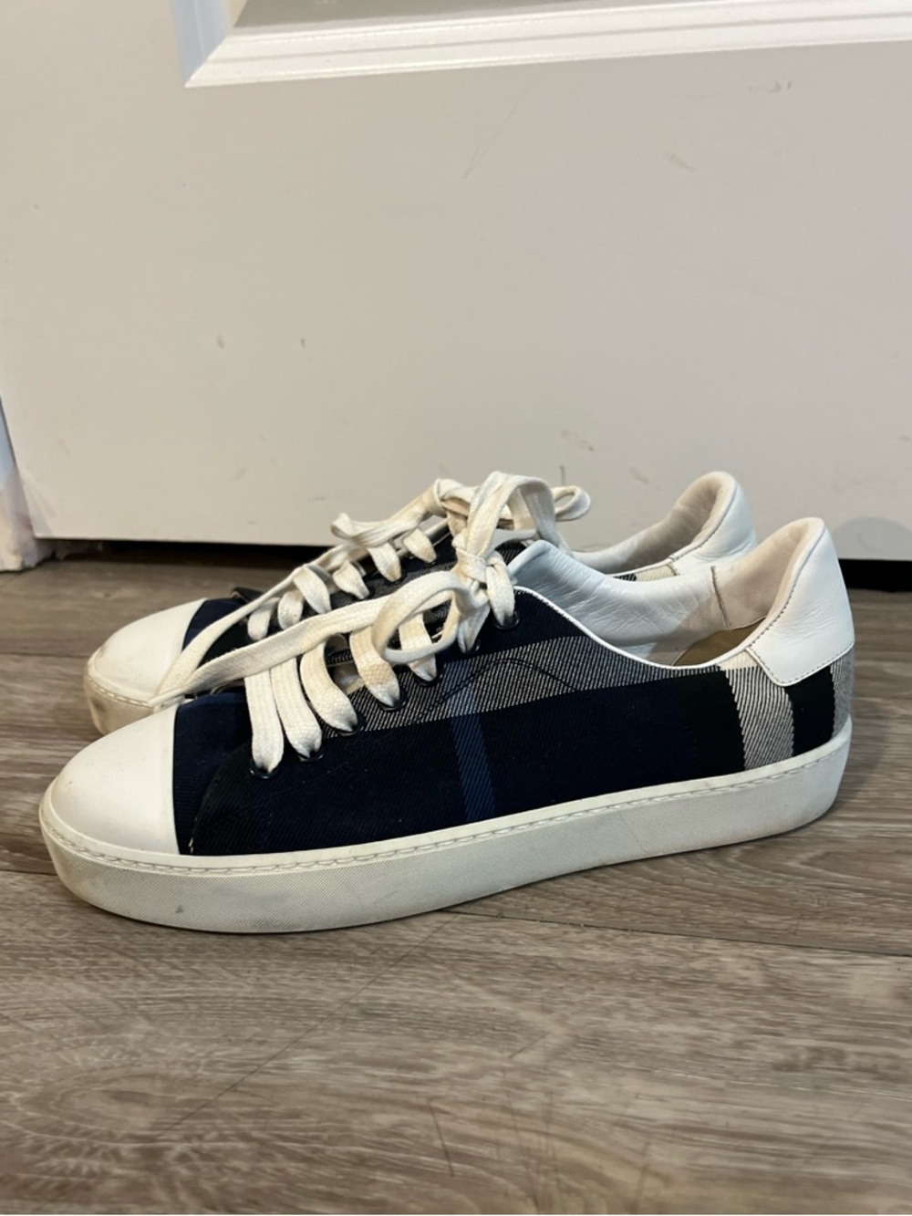 Burberry Women's Plaid Low-Top Sneakers in Navy and White 37.5 - Picture 2 of 9